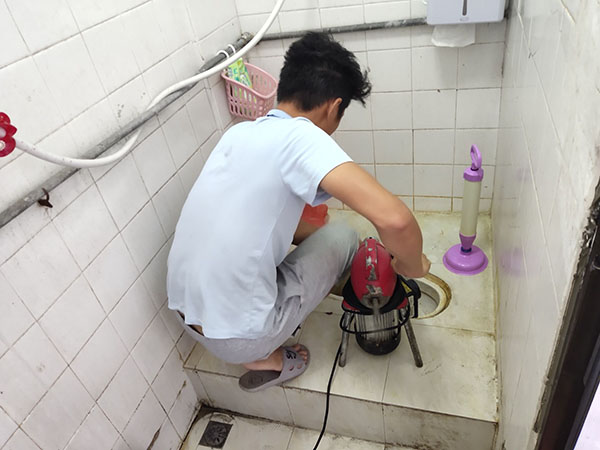 叠彩管道堵塞冒臭气 专业师傅现场解决问题