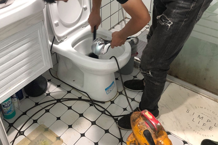 叠彩马桶堵塞自己疏通还是找师傅?专业上门服务让你省时更省心